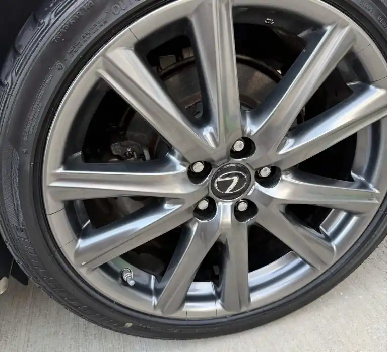 The same Lexus alloy wheel polished to a mirror finish with the tire dressed black